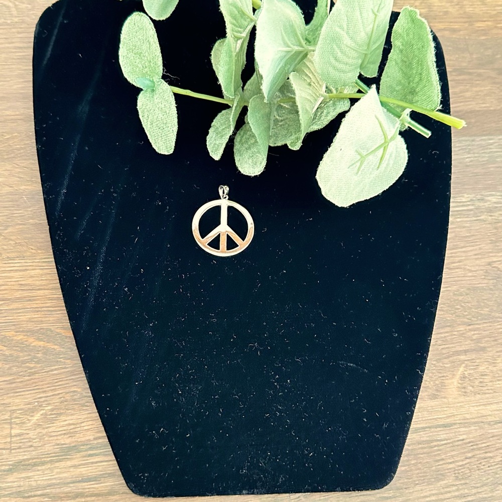 Silver plated Peace Sign Pendant EUC
